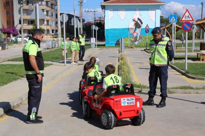 Yalova Belediyesi’nden Çocuklara Trafik Eğitimi