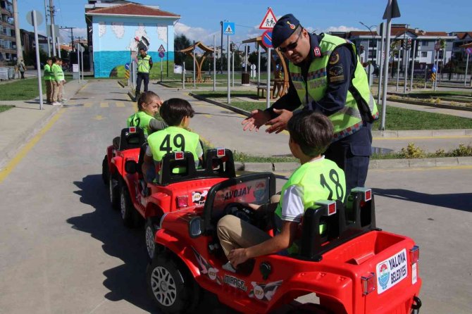 Yalova Belediyesi’nden Çocuklara Trafik Eğitimi