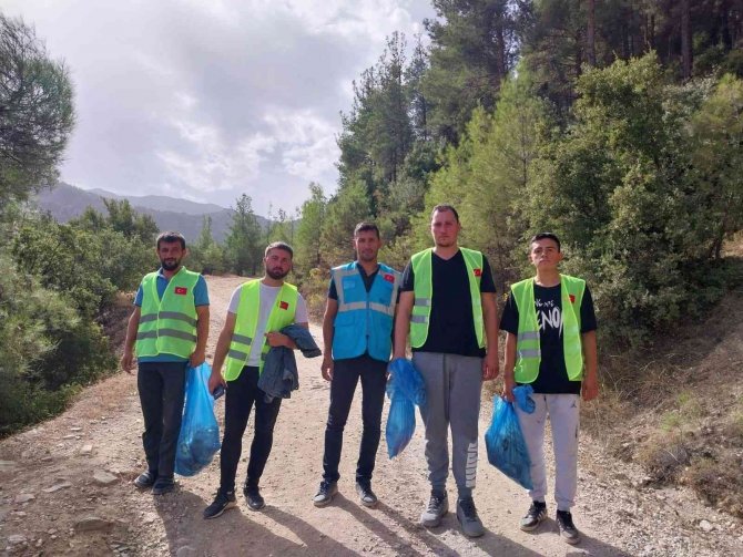 Duyarlı Gençler Doğaya Bilinçsizce Atılan Çöpleri Temizledi
