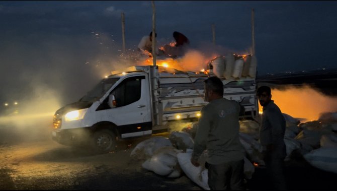 Saman Yüklü Araçta Yangın Çıktı, İşçiler Alevler İçindeki Torbaları Aşağı Attı