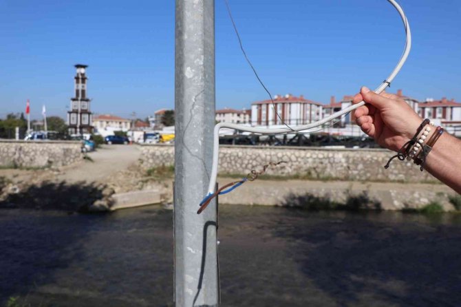 Kabloları Çalan Hırsızlar Parkı Karanlıkta Bıraktı