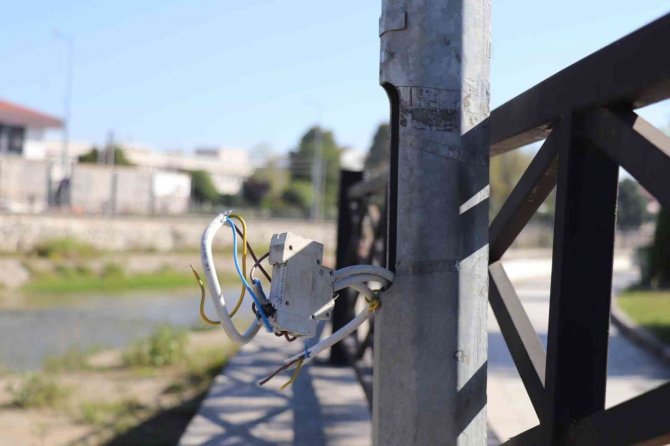 Kabloları Çalan Hırsızlar Parkı Karanlıkta Bıraktı