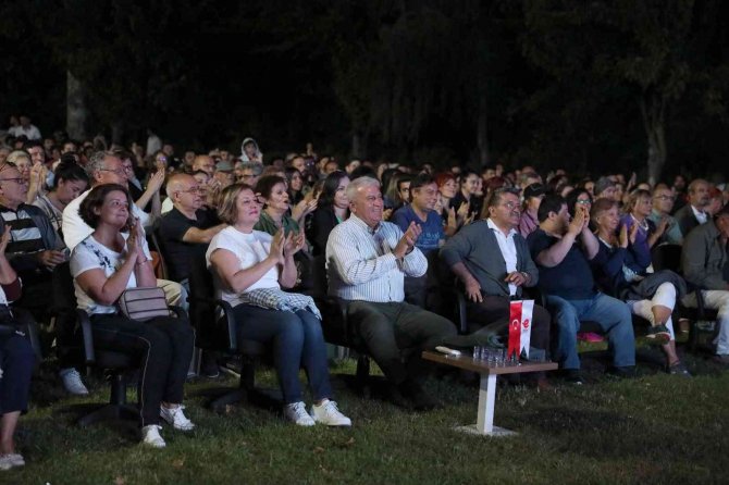 Efelerli Vatandaşlardan ’Ortadaki Oyun’a Yoğun İlgi