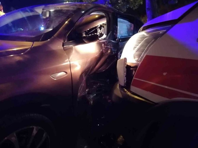 Ambulans U Dönüşü Yapan Araca Çarptı, Kaza Sonucu 2 Kişi Yaralandı
