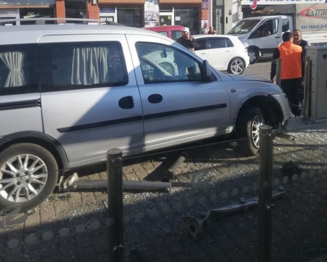 Hafif Ticari Araç Tramvay Durağına Daldı