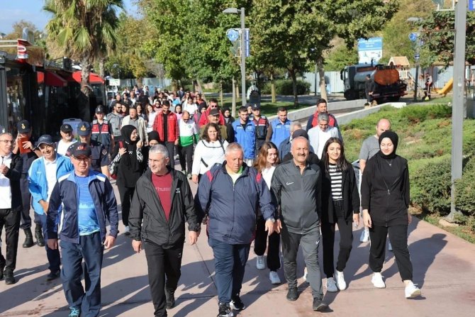 Protokol Üyeleri Ve Vatandaşlar Sağlık İçin Yürüdü