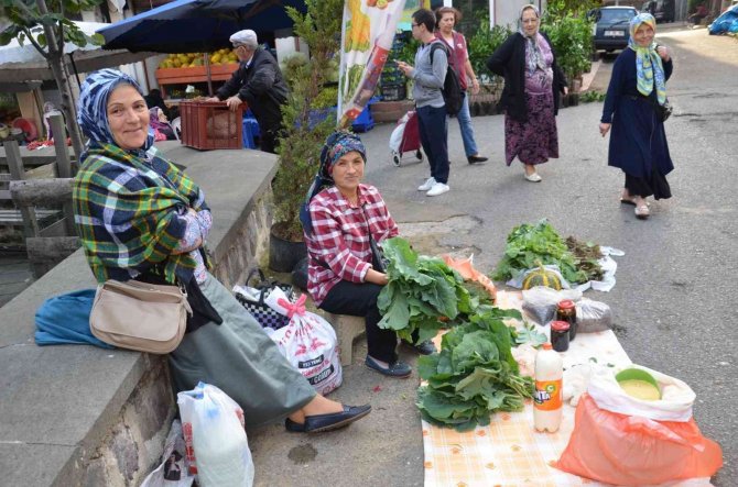 Köylü Kadınlar Hem Üretiyor, Hem De Satıyor
