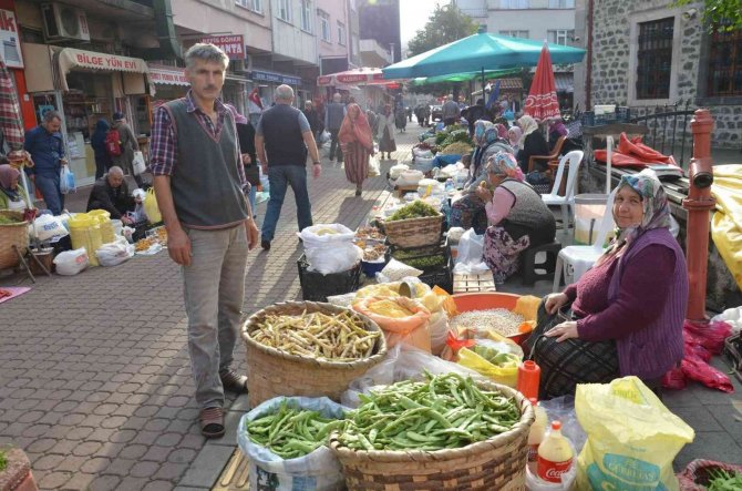 Köylü Kadınlar Hem Üretiyor, Hem De Satıyor