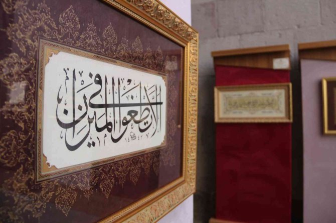 Erzurum’da Hüsn-i Hat Sergisi 48 Eser İle 10 Ekim’e Kadar Ziyarete Açık Kalacak