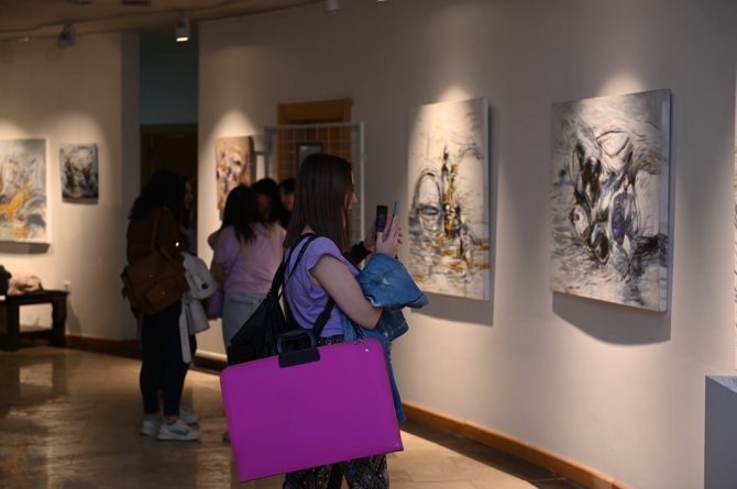 “Lirik Devinimler” Sergisi Beğeni Topladı