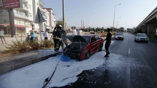 Manavgat’ta Hareket Halindeki Otomobil Yandı