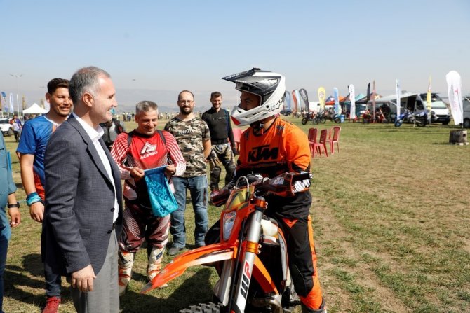 Bursa’da Motocross Şov Nefesleri Kesti