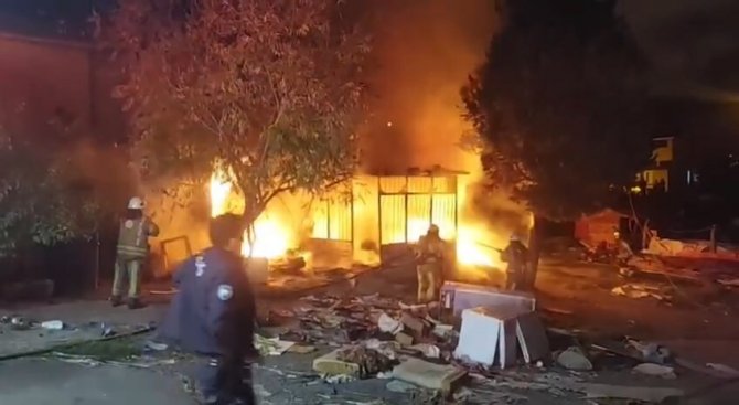 Çekmeköy’de Gece Kondu Alev Alev Yandı