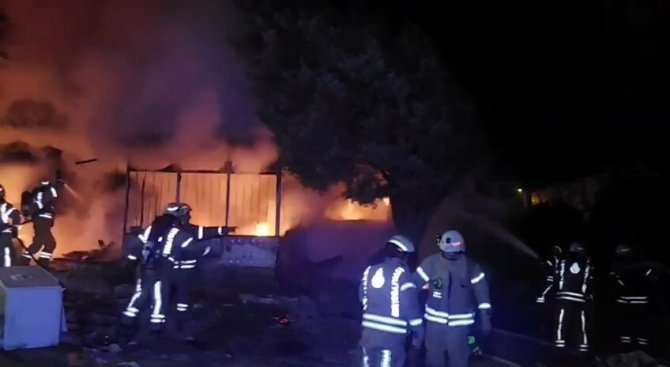 Çekmeköy’de Gece Kondu Alev Alev Yandı