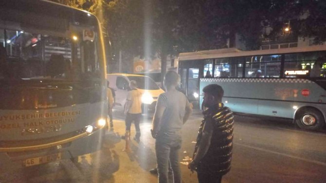 Halk Otobüsün Altında Kaldı, Vatandaşlar Otobüsü Kaldırarak Kurtardı