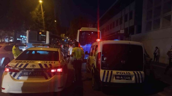 Halk Otobüsün Altında Kaldı, Vatandaşlar Otobüsü Kaldırarak Kurtardı