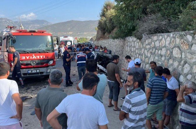 Antalya’da Feci Kaza: Dede İle 2 Yaşındaki Torunu Öldü, 4 Kişi Yaralandı