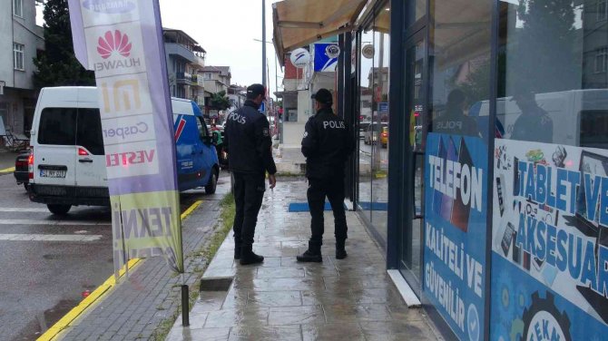 İ̇ki Genç Arasındaki Bıçaklı Kavga Kanlı Bitti: 1 Yaralı