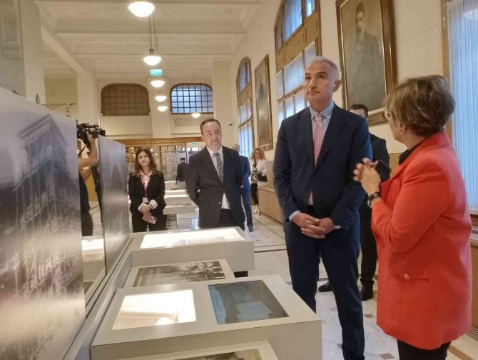 Kültür Ve Turizm Bakanı Ersoy, Sergileri Gezdi