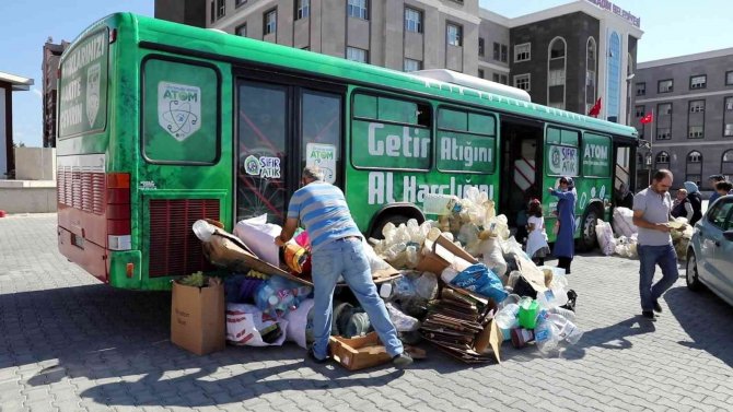 Atığını Getiren Harçlığını Alıp Gidiyor
