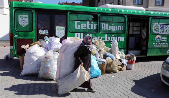 Atığını Getiren Harçlığını Alıp Gidiyor