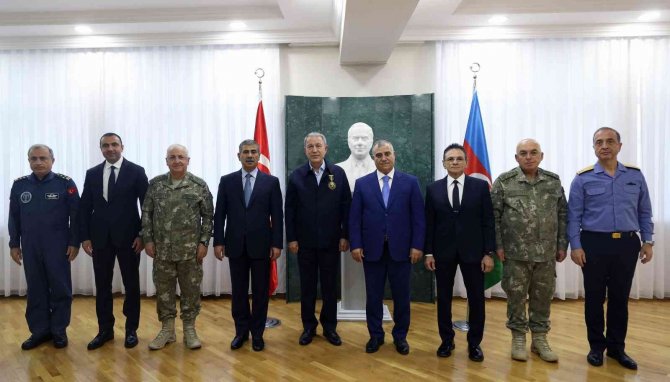 Milli Savunma Bakanı Akar’a Azerbaycan’dan Madalya