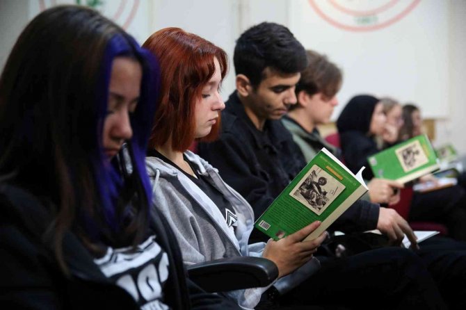 Yekta Kopan Sait Faik’in “İ̇pekli Mendil”ini Okudu