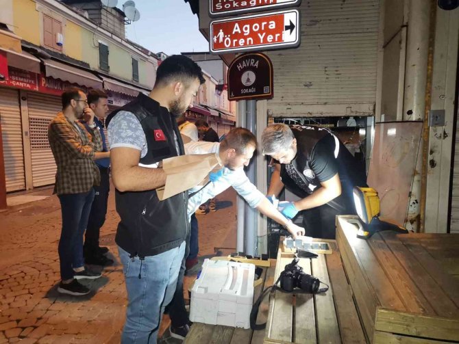 İ̇zmir’deki Kuyumcuyu Çaldıkları Motosiklet İle Soymuşlar