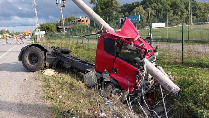 Samsun’da Zincirleme Kazada Tır Elektrik Direğine Çarptı: 1 Yaralı