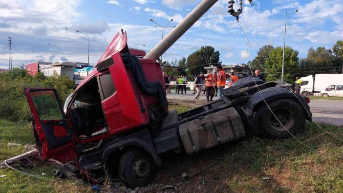Samsun’da Zincirleme Kazada Tır Elektrik Direğine Çarptı: 1 Yaralı
