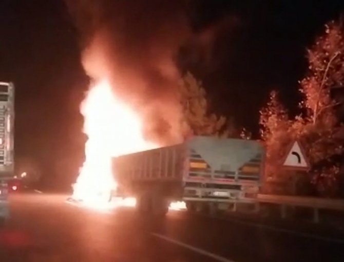 Seyir Halindeki Tır Alev Alev Yandı