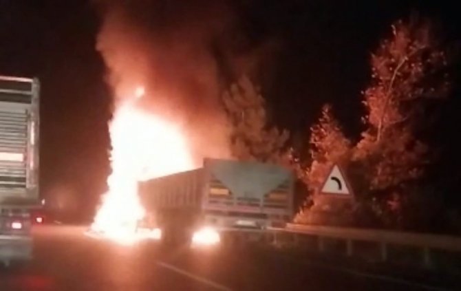 Seyir Halindeki Tır Alev Alev Yandı