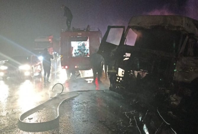 Seyir Halindeyken Yangın Çıkan Tır Bariyerlere Çarptı