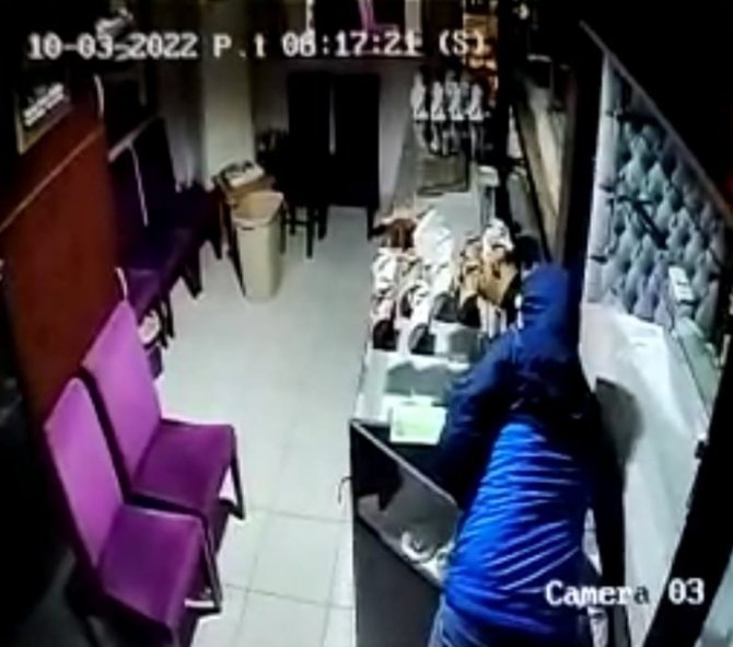 İ̇zmir’deki Kuyumcuyu Çaldıkları Motosiklet İle Soymuşlar