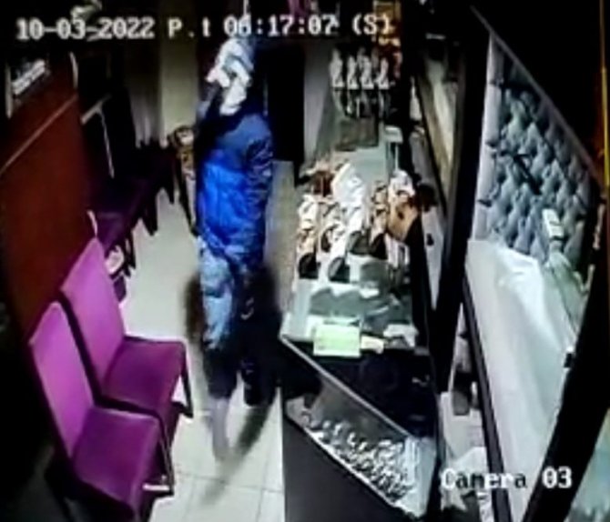 İ̇zmir’deki Kuyumcuyu Çaldıkları Motosiklet İle Soymuşlar