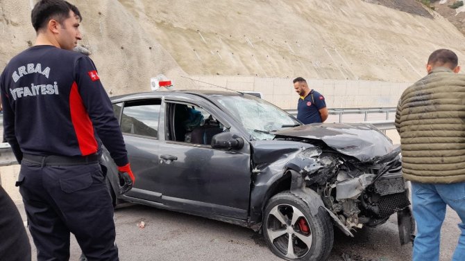 Bariyerlere Çarpan Otomobilde Bulunan 2 Kişi Yaralandı