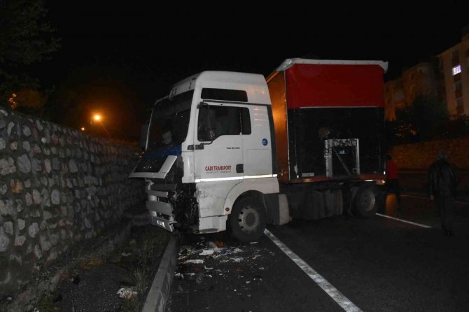 Tosya’da 6 Tırın Karıştığı Zincirleme Kaza: 1 Yaralı
