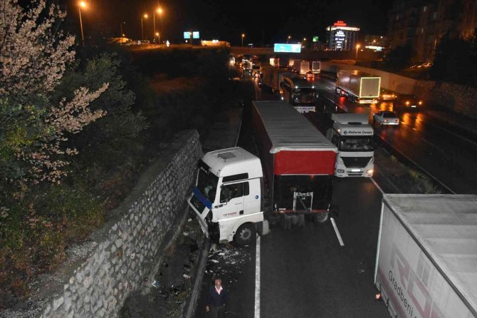 Tosya’da 6 Tırın Karıştığı Zincirleme Kaza: 1 Yaralı