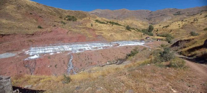 Pülümür’de Geleneksel Yöntemlerle Çıkarılan Kaya Tuzu Büyük Rağbet Görüyor