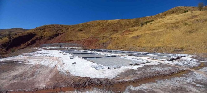Pülümür’de Geleneksel Yöntemlerle Çıkarılan Kaya Tuzu Büyük Rağbet Görüyor