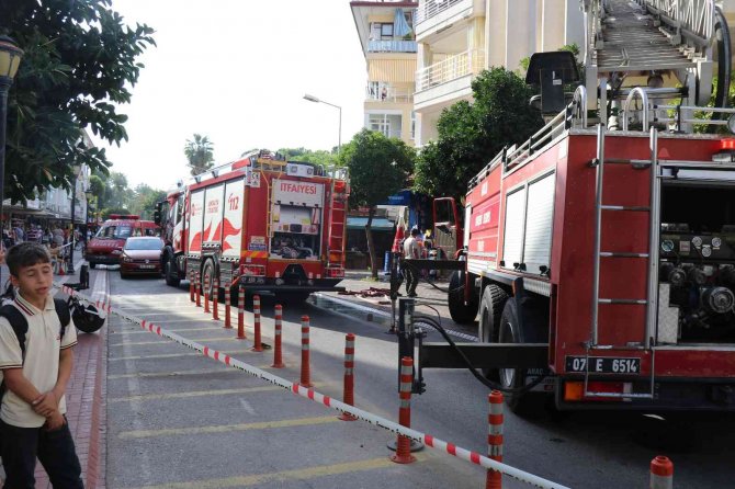 Turizm Acentesinde Çıkan Yangın Korkuttu