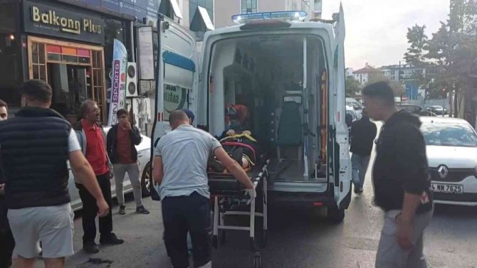 Ümraniye’de Karşıdan Karşıya Geçmek İsteyen Kadına Motokurye Çarptı