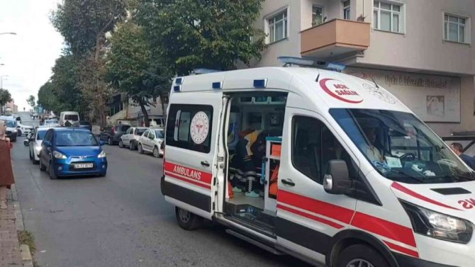 Ümraniye’de Karşıdan Karşıya Geçmek İsteyen Kadına Motokurye Çarptı