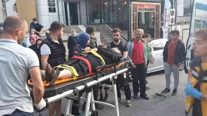 Ümraniye’de Karşıdan Karşıya Geçmek İsteyen Kadına Motokurye Çarptı