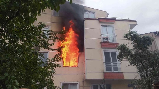 Anne-kızın Yaşadığı Ev Alevlere Teslim Oldu