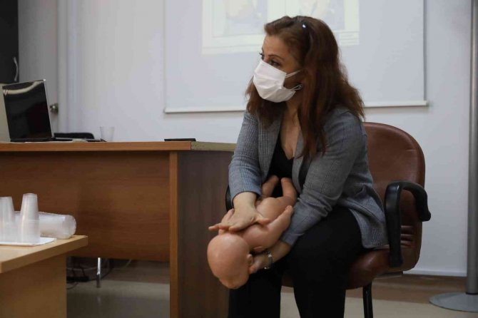 Kadıköy’de “Torunumu Beklerken” Eğitimi Devam Ediyor