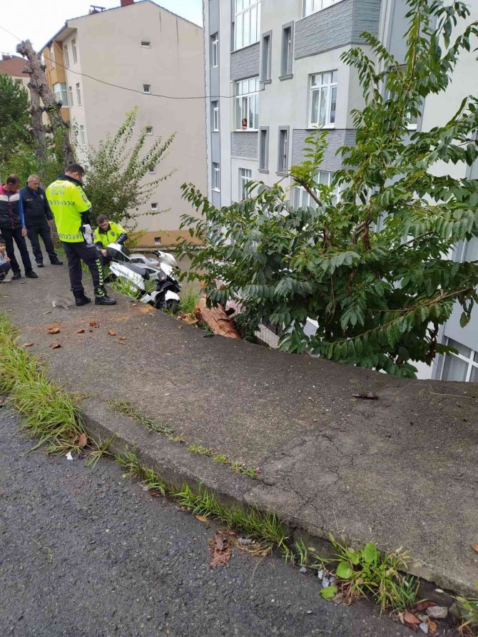 Motosiklet Duvardan Aşağıya Uçtu:1 Yaralı