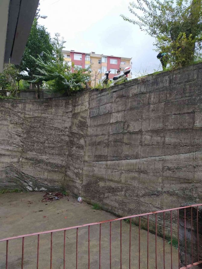 Motosiklet Duvardan Aşağıya Uçtu:1 Yaralı
