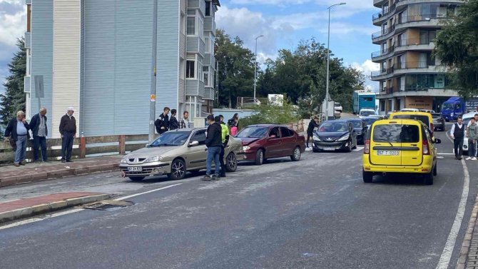 İ̇ki Otomobilin Çarpıştığı Kazada 10 Yaşındaki Çocuk Yaralandı