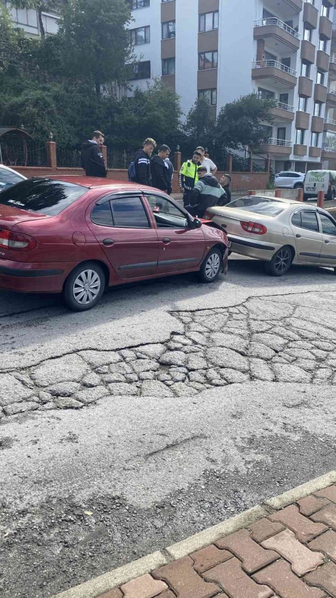 İ̇ki Otomobilin Çarpıştığı Kazada 10 Yaşındaki Çocuk Yaralandı